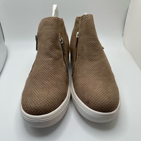 CUSHIONAIRE Women's Hart Hidden Wedge Sneaker 6 TAN - Picture 2 of 7